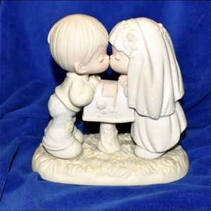 Precious moments- Sealed With A Kiss